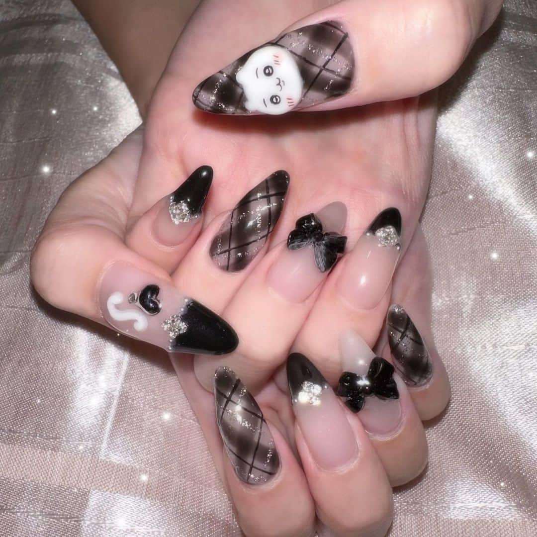 さきぼんのインスタグラム：「チェックネイル🖤🤍 24時間営業助かります👶🏻  #チェックネイル #newnail #地雷ネイル #ちいかわネイル #ちいかわ #ちい活 #さきぼんネイル💅」