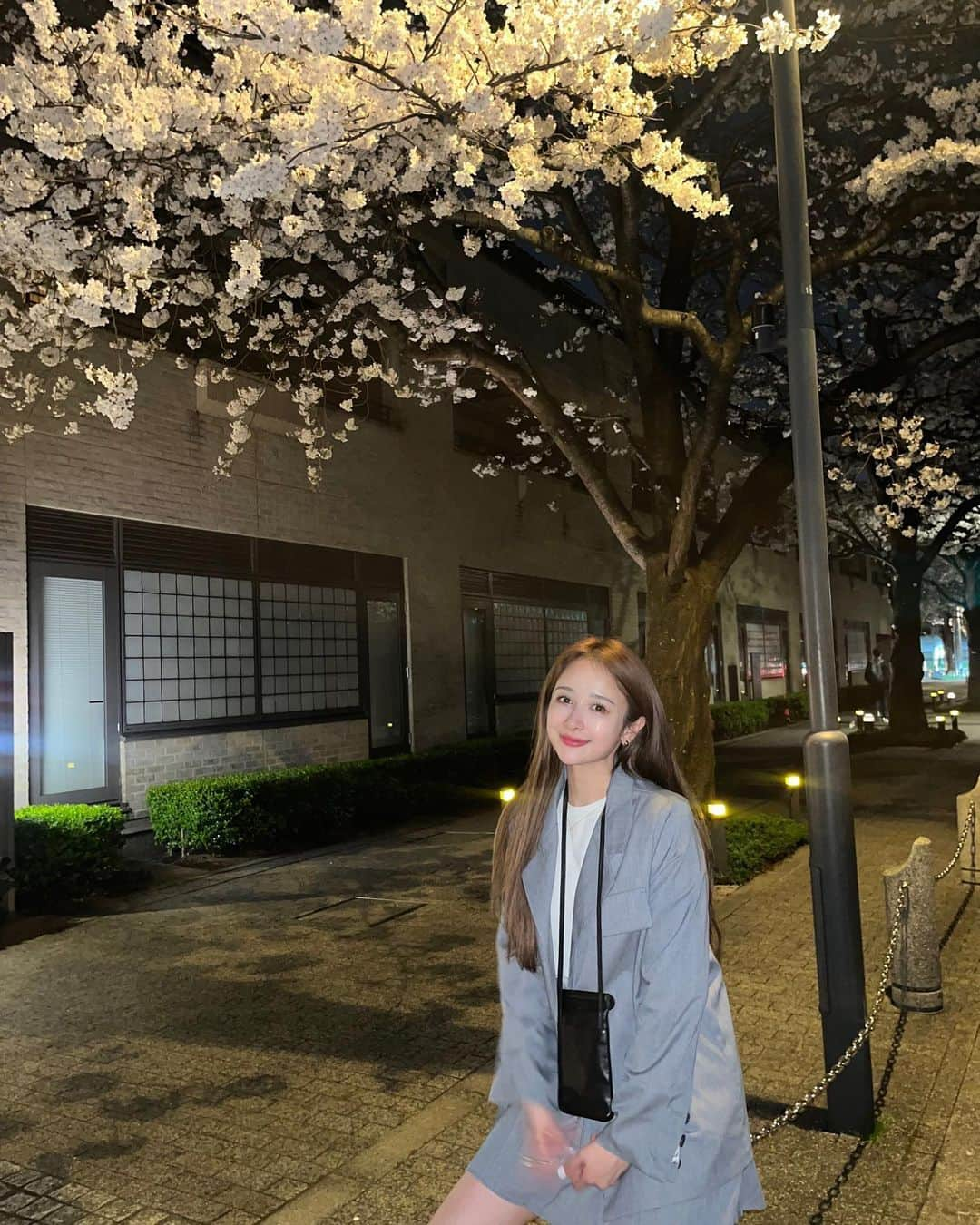 Lizのインスタグラム：「親友ちゃんと よるのおさんぽ🌸  桜がきれいで ルンルンでした〜💞💖  生徒さんから 誕生日プレゼントで頂いた 首からぶら下げる小さいバックがすごくかわいい♡ 大事に使ってます！！ ありがとうございます✨」