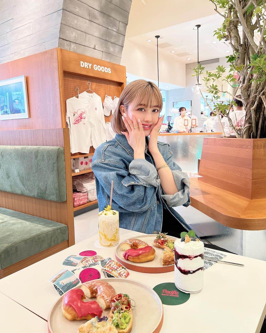 夏焼雅さんのインスタグラム写真 - (夏焼雅Instagram)「@pacificdrivein_shinjuku 💚💕  明日からルミネエスト新宿1Fにオープンする Pacific BAKE HOUSEに一足早く行って来ました✨✨✨  おいしいドーナツやドリンクが楽しめて しかも店内までかわいかった〜🥹💕 @pacific_bakehouse   #pacificdrivein #shinjuku  #cafe」3月22日 23時39分 - miyaaa0825