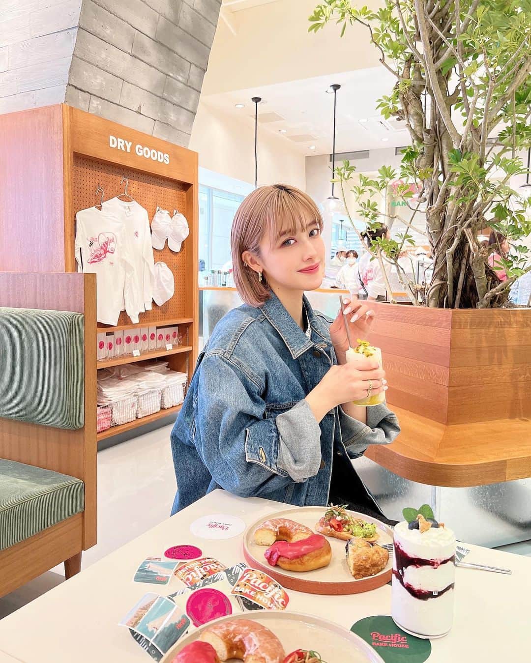 夏焼雅のインスタグラム：「@pacificdrivein_shinjuku 💚💕  明日からルミネエスト新宿1Fにオープンする Pacific BAKE HOUSEに一足早く行って来ました✨✨✨  おいしいドーナツやドリンクが楽しめて しかも店内までかわいかった〜🥹💕 @pacific_bakehouse   #pacificdrivein #shinjuku  #cafe」