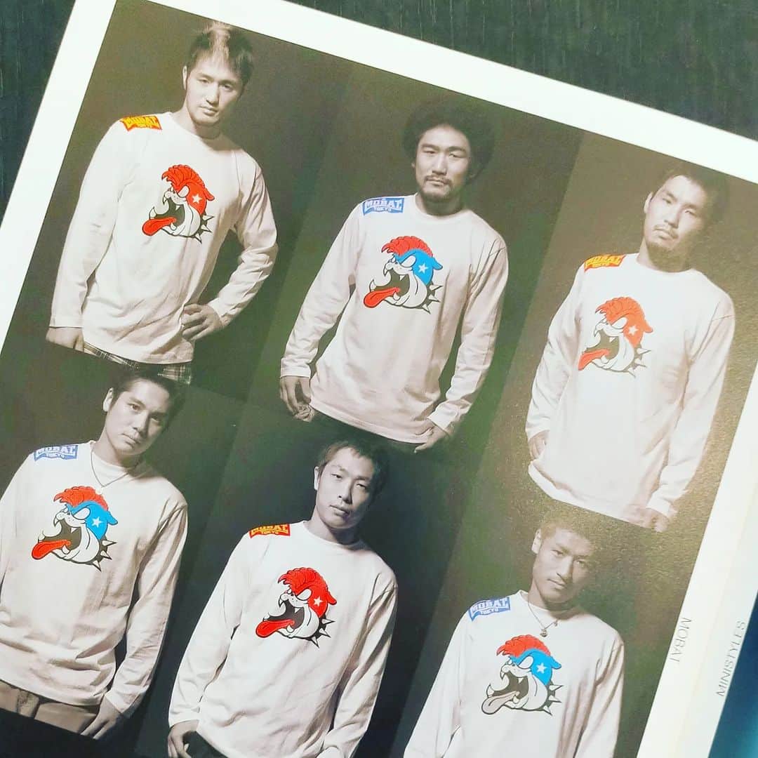 リオン武のインスタグラム：「昔、撮影したカタログの数々 先日 @mobstyles_official 展示会にて。 みんな若い🤭  展示会会場は懐かしい〜代々木のとあるスタジオ ここで展示会のItemチェックして、近くの店でハンバーガー食べるのが好きだった。あの店もう無いのかな  色々な方とお会いさせてもらい、お話しさせてもらった思い出のスタジオ 久々に来れて嬉しかった  Mobstylesもまたここで面白い事やるみたいなので、また来る事になりそうです🤗※匂わせ  #mobstyles #修斗 #総合格闘技 #リオン武 #鶴見 #川崎 #mma」