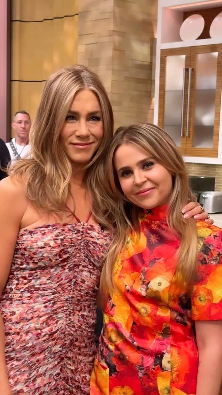 メイ・ホイットマンのインスタグラム：「Very sweet Friends reunion! @mistergarf @jenniferaniston」