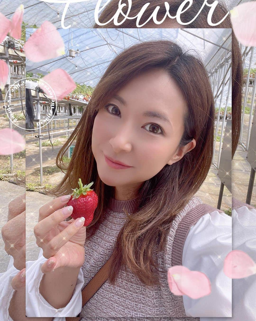 erikaのインスタグラム：「いちご狩り🍓 毎年どこかしらのいちご狩りに行ってる✨ 今年は稲鍵ファーム（有馬富士）に行きました🥰  スタッフの人もめちゃくちゃ親切な方やったよー！ あと いちご狩りって いちごがぬるくない？冷えてたらもっと美味しいだろうなぁって感じたことありません？ ここは冷水で浸して食べスタイルで、大満足やった💯💮 またお世話になりに行きます😊  そしていちごをこれでもか！ってくらい食べたのにちゃっかりお腹に入る牛すじカレー😂😂😂  #稲鍵ファーム #牛すじカレー#イチゴ狩り #子供のいる暮らし #なにげない日常 #3歳女の子 #petitmain #親子コーデ #おそろコーデ」