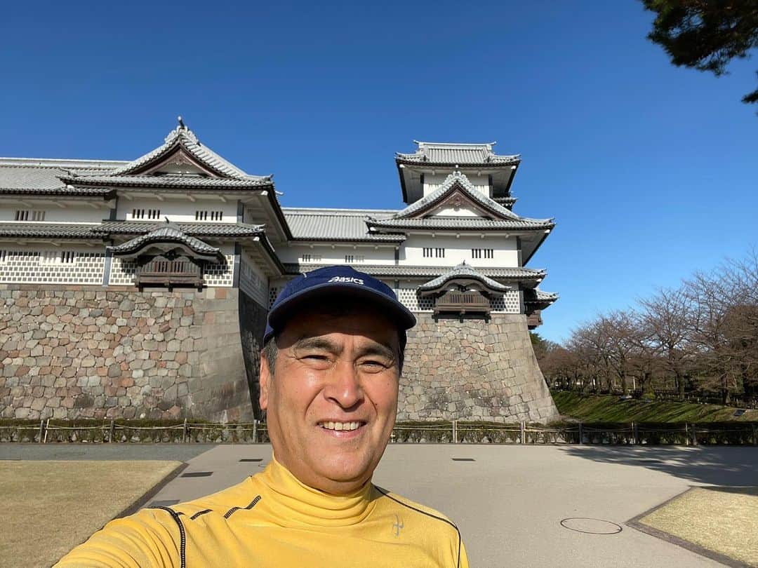 石原良純のインスタグラム：「金沢城は快晴。尾山神社から鼠多門へ。河北門から二の丸、本丸。辰巳櫓跡のどん突きまで行って、後は城内をくまなく走り回ってきました。城ジョギングは格別だね。」