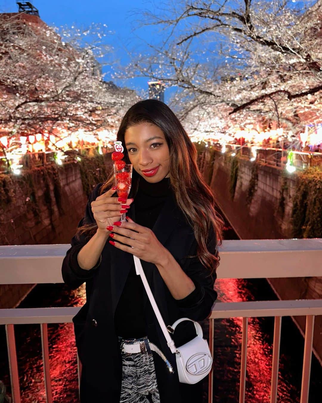 鈴木リサのインスタグラム：「桜散るまえに見れてあげなの🫢🌸💕 りりがイチゴサイダー買ってくれたのも喜なの⤴️ 久々の友達会えて行きたかった pizzaいってほんと息抜きできた❤︎  #最後の写真#ガチりさおさる」