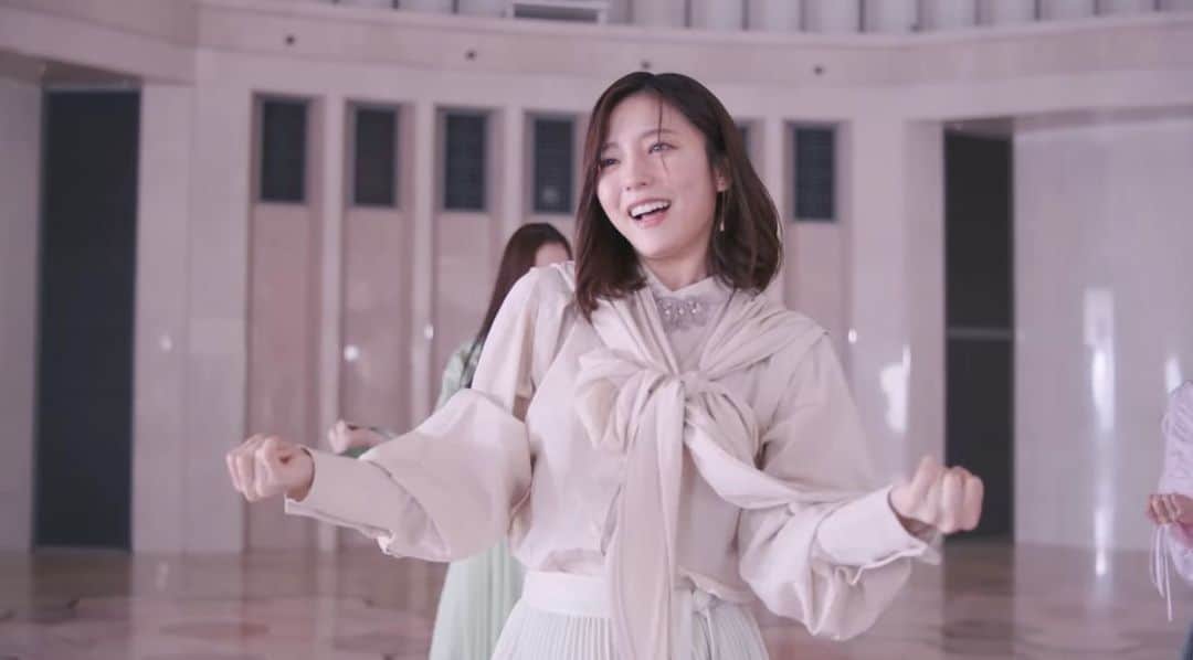 早川聖来のインスタグラム：「人は夢を二度見るMV  #早川聖来#乃木坂46 #山下美月#人は夢を二度見る」