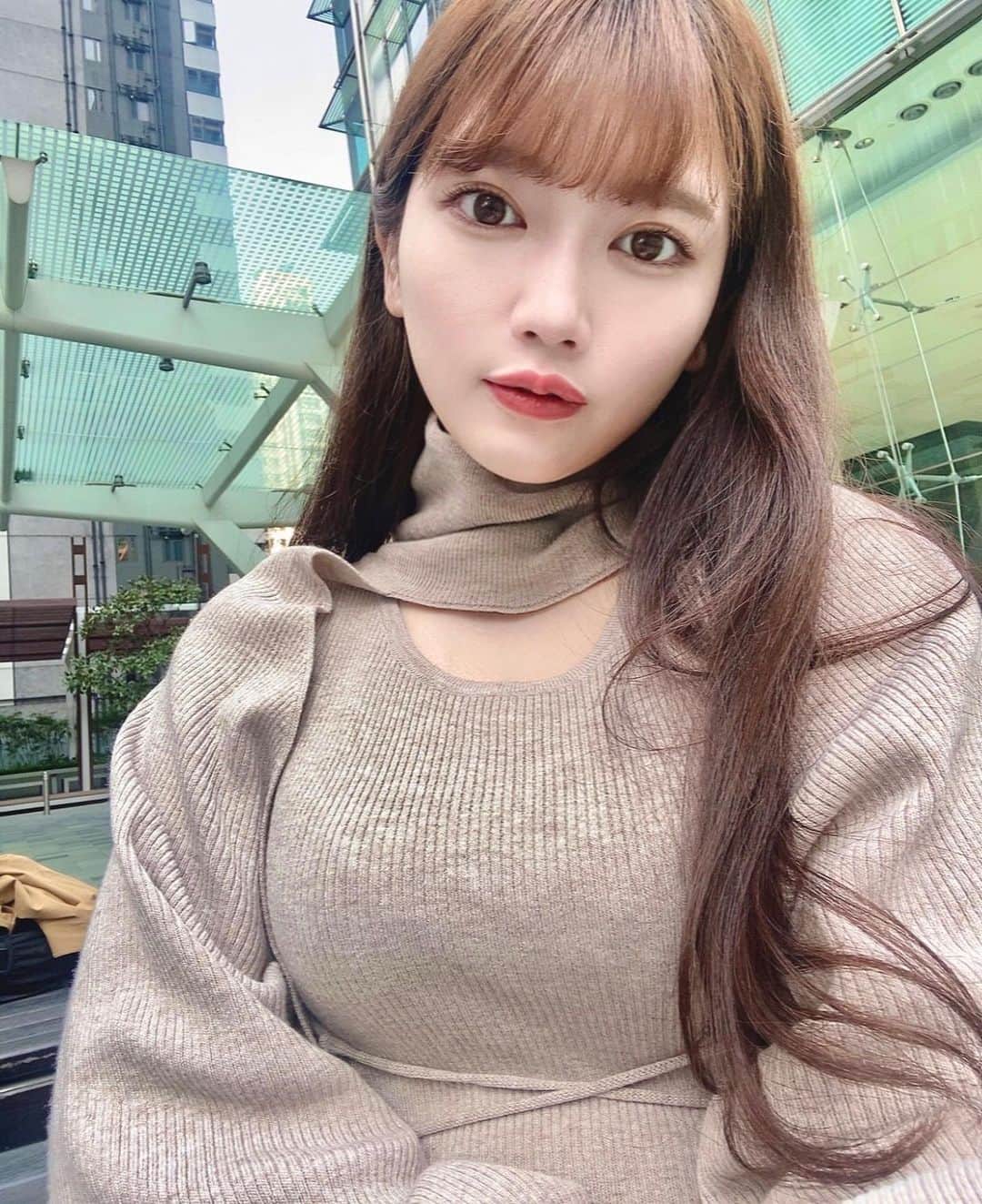MICのインスタグラム：「日本に帰った時に トリさん @une_fleur_tori に まつげパーマしてもらいました👀💗  普段ビューラーも面倒で省いてたししばらくまつげパーマもまつエクもしてなかったけど、まつげがくるんってなってるだけで目元の戦闘力が爆上げ=͟͟͞͞( ∩ 'ヮ'=͟͟͞͞) ੭⁾⁾✨ くるん具合もトリさんにお任せしたんやけど程よくてやっぱりめっちゃお上手｡ﾟ(ﾟ´Д｀ﾟ)ﾟ｡  2枚目はKATEのブラックマスカラを塗ってみた動画👀 まつ毛カワユイ！！！  また日本帰ったらトリさんに絶対お願いしたい(꒦ິ⌑꒦ີ)💗    #まつげパーマ #まつ毛パーマ#まつパ　#アイメイク #マスカラ #まつげカール #渋谷まつげパーマ #まつ毛サロン   #今日のメイク  #メイクアップ   #自拍 #eye #eyemakeup #eyelash #eyelashextensions」