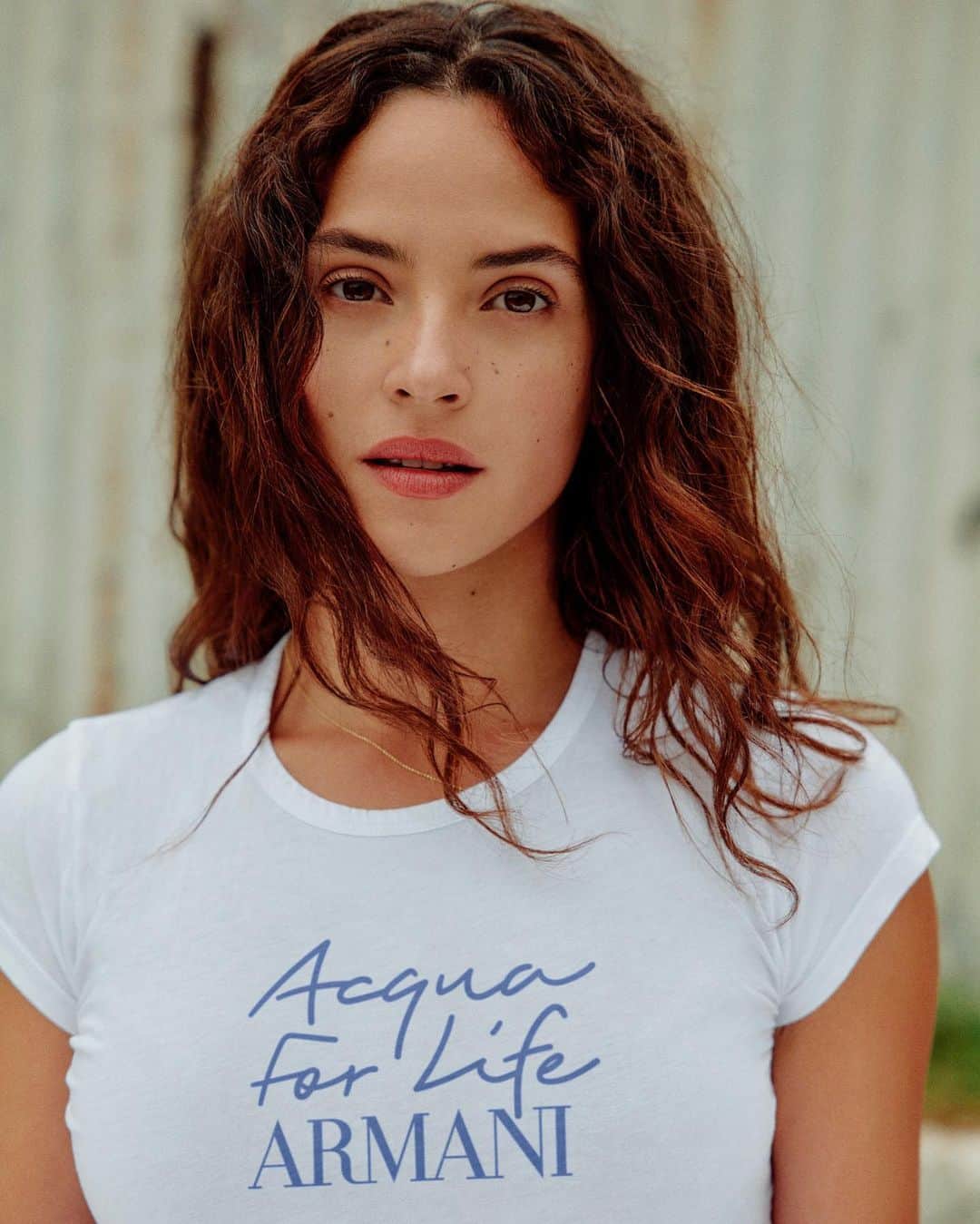 エイドイア・アージョナのインスタグラム：「Today is World Water Day. Women and girls around the world spend a collective 200 million hours a day collecting water, a duty that deprives them to work or go to school. Because everything begins with water, Armani's ACQUA FOR LIFE initiative has been a source of clean water for 590,000 people, in 23 countries and aims to be a source for 1 million people by 2030. Be a source too, check Acqua for Life on armanibeauty.com @armanibeauty #acquaforlife」