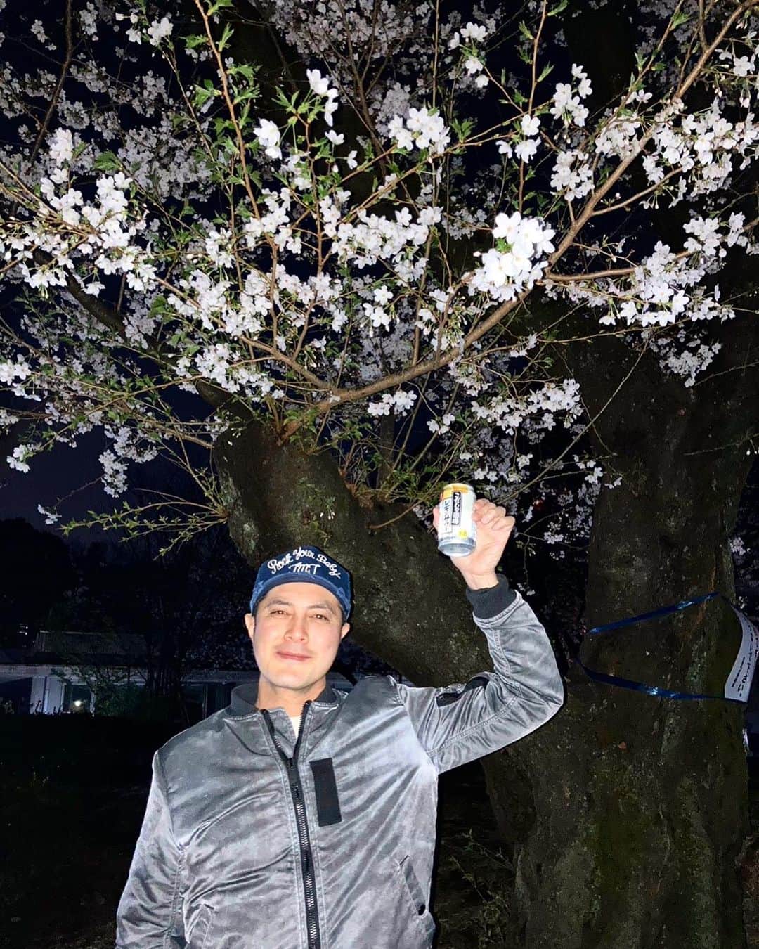 成松修のインスタグラム：「WBCの興奮さめやらず 明日からの雨で桜が散る前に 夜桜🌸  #桜 #夜桜 #日本の美 #乾杯 #花見」