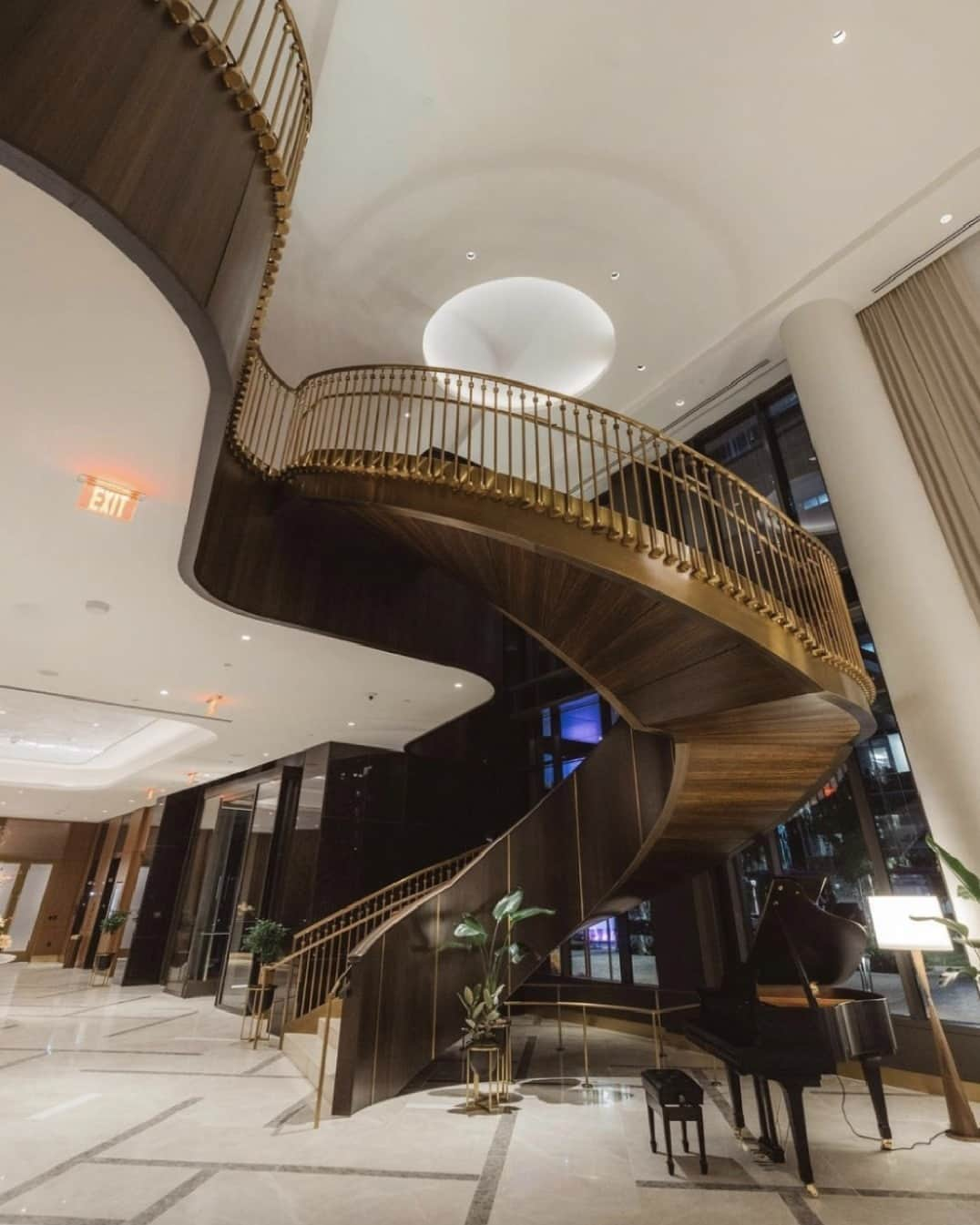 Conrad Hotelsのインスタグラム：「Clean lines and bold brass fixtures guide you through the halls of @conradnashville and straight to the coziness of your own room.  📸 @jlinhh #ConradPartner」