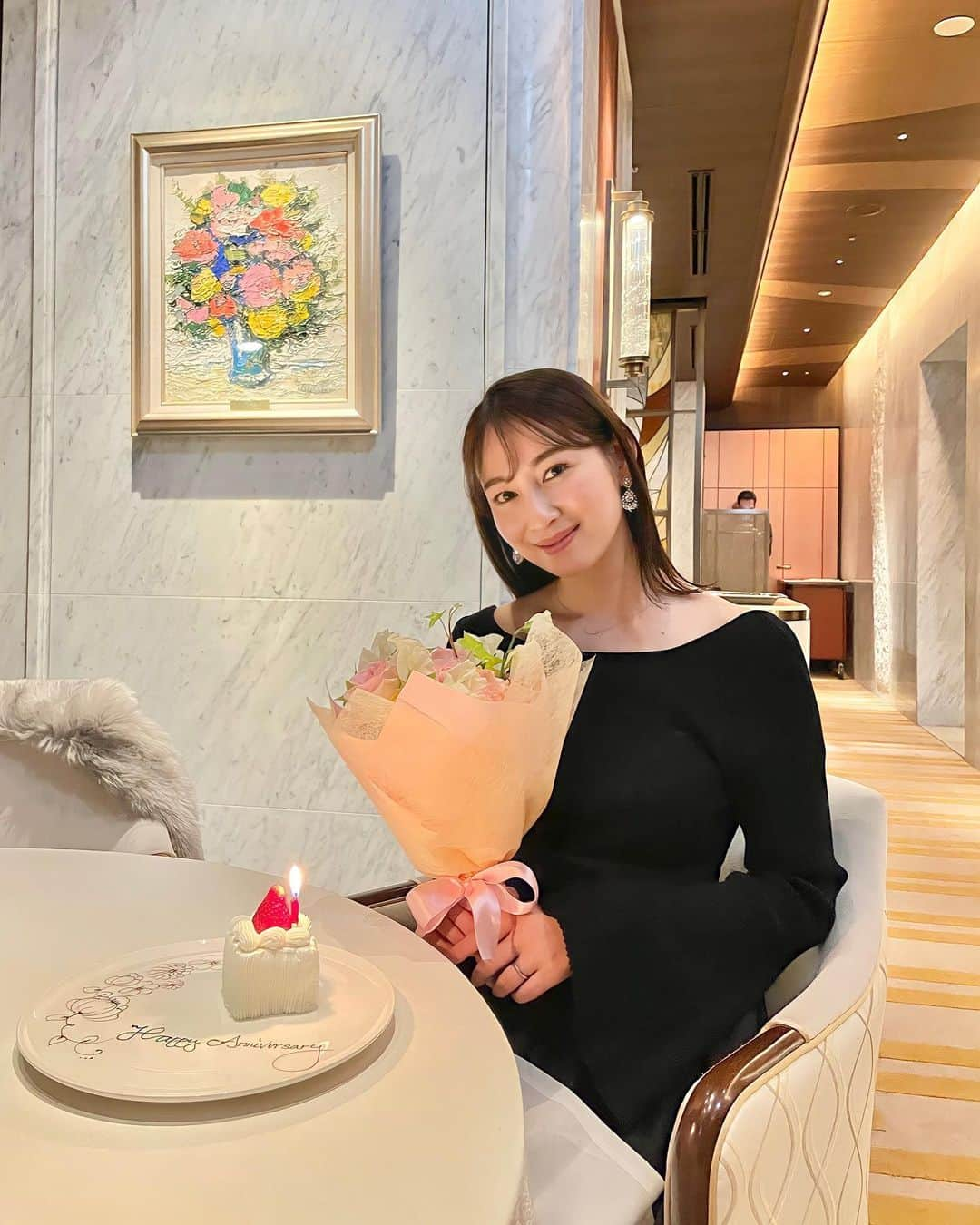 下田奈奈さんのインスタグラム写真 - (下田奈奈Instagram)「【東京會舘RESTAURANT PRUNIER】  昨日の結婚式記念日で行った東京會舘の レストランがとても素敵だったので記録✍🏻  まずは乾杯のシャンパン🥂 普段のディナーではスパークリングワインで 乾杯することが多いですが やっぱり一杯目にシャンパンで乾杯すると 本当に美味しくて身体に染みて 一気に非日常に連れて行ってくれますよね✨  皇居を眺めながらディナーできるのはとても贅沢🍴 夜は水堀に石垣が反射してぼんやりと 白く浮かび上がっていてとても幻想的でした🌛  その話をちょうど私が夫にしているタイミングで 通りがかった店員さんがさり気なく 「今日みたいに風がなくて綺麗に見える日は 貴重なんですよ」と豆知識を教えてくださって 嬉しかったです🤭とても素敵な接客でした。  お料理は春らしく桜や蕨を使用していたり 季節を感じられて楽しみながら満喫できました🌸  特にメインのお肉がモチモチ柔らかくて 最高に美味しかったです😋 1枚目のプレートのショートケーキも タイプな味過ぎて夫も私も感動でした🍓  とっても幸せなひとときでした。 毎年、東京會舘でお祝いできたらいいなぁ〜💐  #restaurantprunier #レストランプルニエ #プルニエ #東京會舘 #東京會舘レストラン #結婚式記念日 #結婚記念日ディナー #記念日ディナー #東京會舘卒花 #東京會舘 #フレンチレストラン #東京フレンチ #ミシュラン一つ星」3月23日 0時05分 - shimodanana