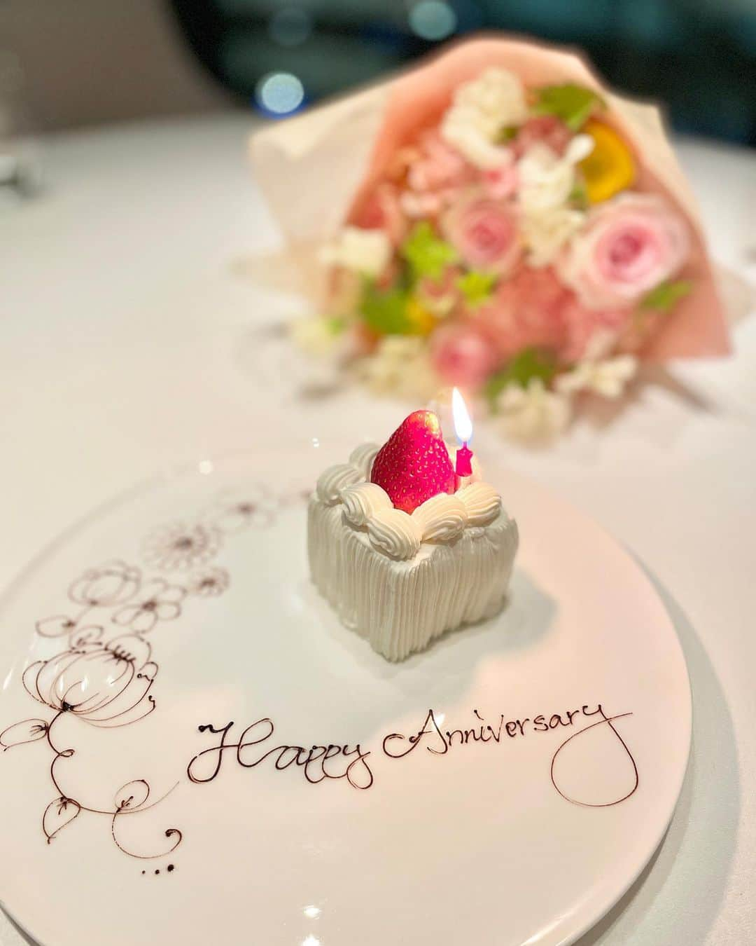 下田奈奈さんのインスタグラム写真 - (下田奈奈Instagram)「【東京會舘RESTAURANT PRUNIER】  昨日の結婚式記念日で行った東京會舘の レストランがとても素敵だったので記録✍🏻  まずは乾杯のシャンパン🥂 普段のディナーではスパークリングワインで 乾杯することが多いですが やっぱり一杯目にシャンパンで乾杯すると 本当に美味しくて身体に染みて 一気に非日常に連れて行ってくれますよね✨  皇居を眺めながらディナーできるのはとても贅沢🍴 夜は水堀に石垣が反射してぼんやりと 白く浮かび上がっていてとても幻想的でした🌛  その話をちょうど私が夫にしているタイミングで 通りがかった店員さんがさり気なく 「今日みたいに風がなくて綺麗に見える日は 貴重なんですよ」と豆知識を教えてくださって 嬉しかったです🤭とても素敵な接客でした。  お料理は春らしく桜や蕨を使用していたり 季節を感じられて楽しみながら満喫できました🌸  特にメインのお肉がモチモチ柔らかくて 最高に美味しかったです😋 1枚目のプレートのショートケーキも タイプな味過ぎて夫も私も感動でした🍓  とっても幸せなひとときでした。 毎年、東京會舘でお祝いできたらいいなぁ〜💐  #restaurantprunier #レストランプルニエ #プルニエ #東京會舘 #東京會舘レストラン #結婚式記念日 #結婚記念日ディナー #記念日ディナー #東京會舘卒花 #東京會舘 #フレンチレストラン #東京フレンチ #ミシュラン一つ星」3月23日 0時05分 - shimodanana