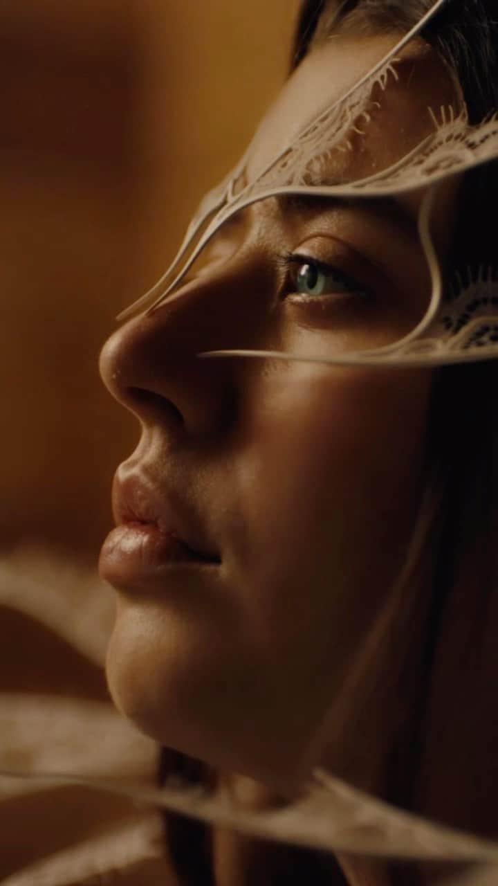 Sarahのインスタグラム：「Inner Landscapes : Who are you when no one is around?  Director @krotchy  Cinematographer @ty_mcgrath  1AC @alex_dametto  2AC Dorian Findlay Gaffer @liamvanderploeg  Music @bdbender  VFX @lucashrubizna Color @sgllng  Headpiece @lance.v.moore」