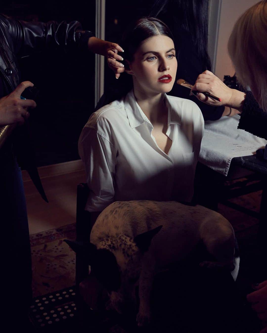 アレクサンドラ・ダダリオのインスタグラム：「A getting ready companion  📸 @stormsantos」