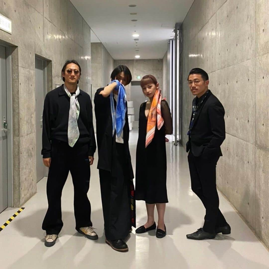 中尾有伽さんのインスタグラム写真 - (中尾有伽Instagram)「3/21に金沢21世紀美術館にてGOMESSバンドでライブさせて頂きました。  金沢21世紀美術館×ヘラルボニー 「lab.5 ROUTINE RECORDS」のクロージングイベントへゲストとして参加しました。  「ROUTINE RECORDS」は、知的障がいのある人々が日常的に繰り返し行う行動習慣にまつわる音を集め、音源化する実験的なサウンドプロジェクトです。  2016年、当時まだ出会ったばかりのゴメスくんから声をかけてもらって ヘラルボニーの前進である「MUKU」のイメージソングMV出演とルックモデルをさせていただいてから 気付けばもう7年も経っていました。  時を経て、今回は素敵な企画にゴメスくんのバンドで参加できて、本当に嬉しいです。  加えて金沢21世紀美術館は、わたしが一番好きな美術館なので、こんな夢のようなことってあるんだなあと感動してしまいました。  出会いを作り繋げてくれたゴメスくん、最高のバンドメンバーであるジンさんと紫藤さん、 目撃してくれたみなさま、21世紀美術館とヘラルボニーのみなさま、本当にありがとうございました！」3月23日 0時12分 - yuuka_nakao