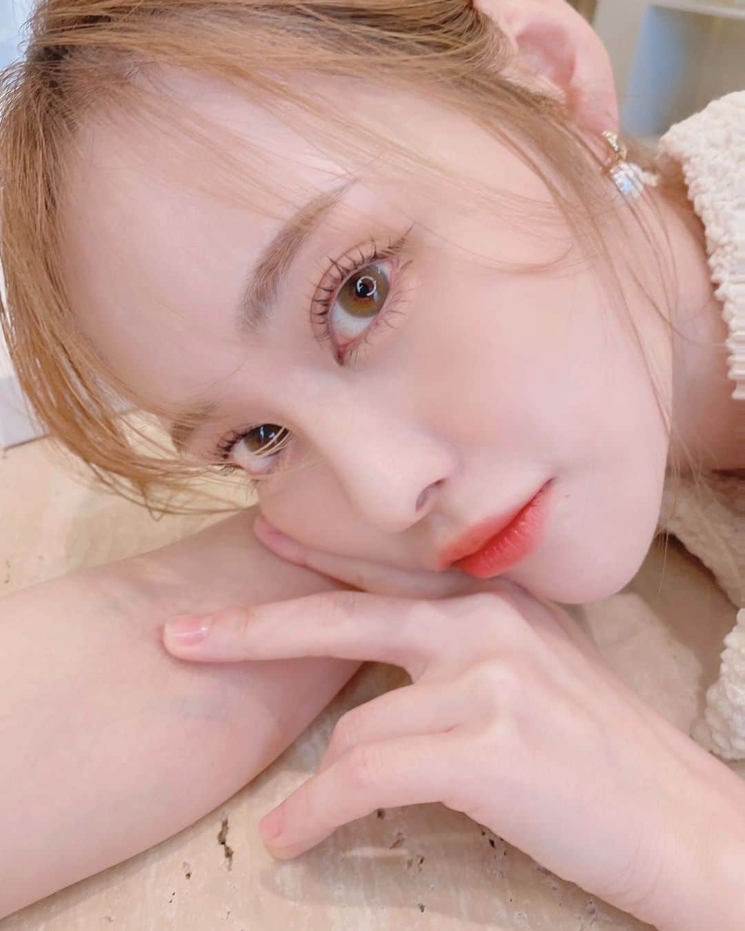のインスタグラム：「透明感爆上げ⤴️❄️🤍  . イエベだけど 似合う 青みグレーのカラコン👁❄️  ▶︎チェリッタ ベビーグレージュ  お気に入り🫶🏻オススメ🫶🏻 . . . . . #美容#静岡#浜松#浜松市#スキンケア#美肌#美容家#肌荒れ #コスメ#浜松エステ#まつ毛パーマ#春#アイシャドウ#カラコン」