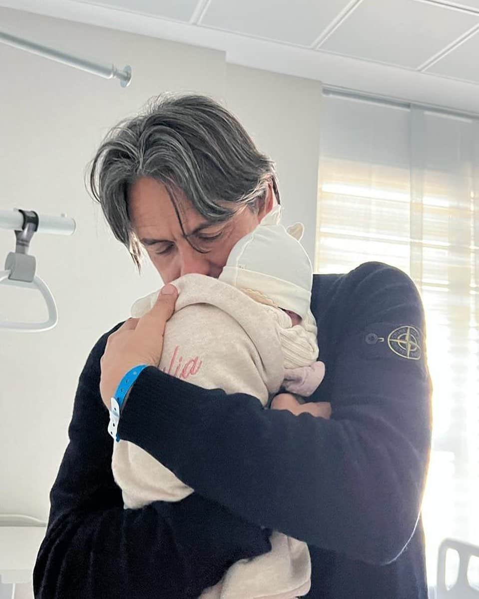 のインスタグラム：「Le prime 24ore insieme a te Principessa ❤️  Ora Edoardo avrà una sorellina con cui giocare…a ⚽️😃 Grazie @anneannetteiris per avermi regalato un’altra gioia immensa.」