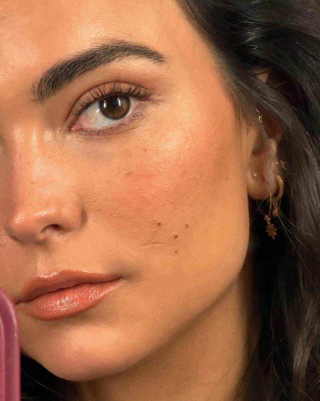 キラ・サントーロのインスタグラム：「Too close to my face?? 🤪🤳🏽」