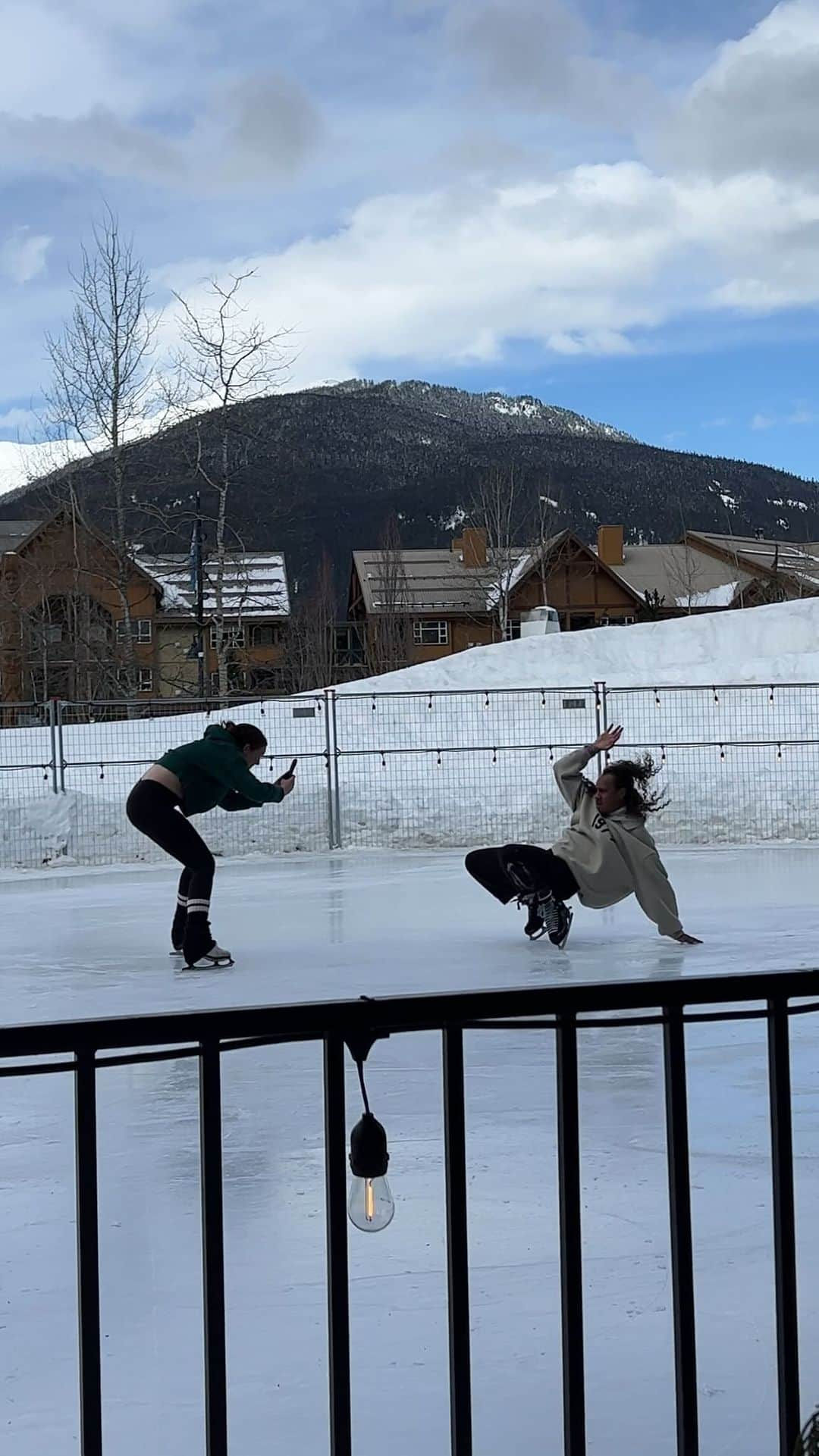 エラッジ・バルデのインスタグラム：「Behind the scenes from the latest video shoot in Whistler! This rink had these awesome ice ramps and it was a really fun challenge to figure out how to incorporate them into the choreography. Both my videographer @kate.ilee and I definitely got in our cardio workout for the day 😁  •Videographer | @kate.ilee  • Choreographer | @michelleldawley」