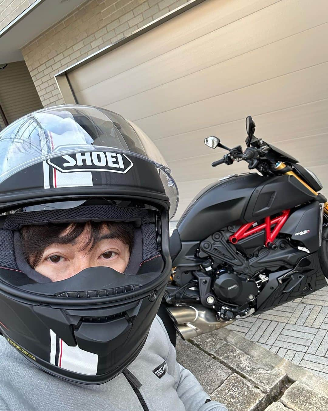 中野猛さんのインスタグラム写真 - (中野猛Instagram)「アラ還オヤジの休日は暇を見つけてバイクで風を切るつもりが、体力が衰退していて身を切らることが多々ある😂  でも、スポ根漫画を見て育ったアラ還世代は、死語になりつつある「気合い」だとか「根性」という言葉で身を切られた筋肉痛とか腰痛を乗り切ろうとする(笑) そして特に腰痛を悪化させてコンドロイチンやロキソニンの世話になること多々あり...。 そんなオヤジの休日だった。  #アラ還　#還暦ライダー　#気合い　#根性　#ドカティディアベル」3月23日 0時47分 - takeshi__nakano