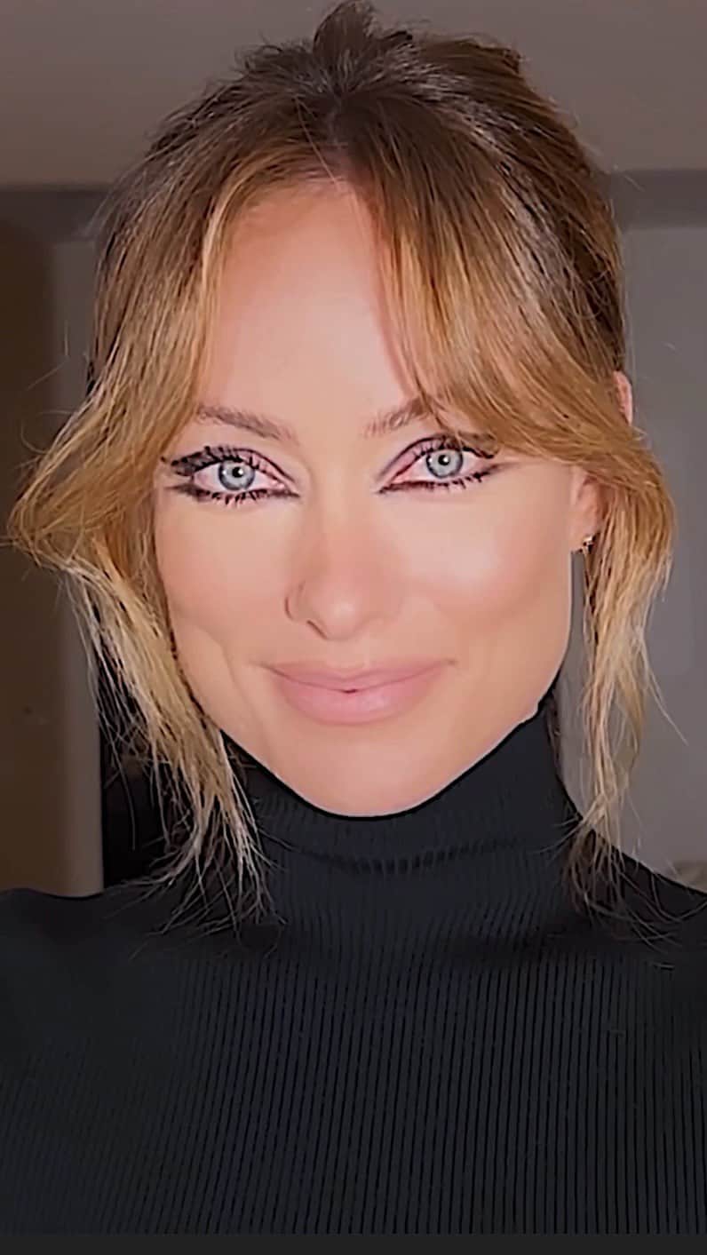 JO BAKERのインスタグラム：「O L I V I A • W I L D E 🇺🇸 Retro femme feels…. some soft vintage finish liner + lashes  on #oliviawilde for @fashiontrustus awards last night ✨ Style @karlawelchstylist  Hair @mararoszak  Makeup by me #jobakermakeupartist using @bakeupbeauty  ✨ on the eyes… I used, lid prep, liner, shadow and mascara all by #bakeupbeauty COMING SOON Spring / Summer ✨‼️ can barely contain myself I am so excited to have these  perfect classic beauty staples drop ❤️‼️💥」