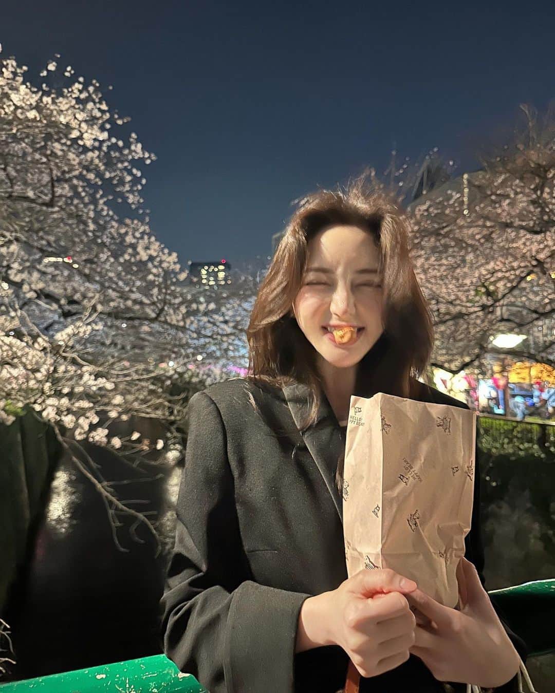 谷亜沙子さんのインスタグラム写真 - (谷亜沙子Instagram)「夜桜🌸🌸🌸 ベビーカステラ美味しかったなぁ…☺️  #sakura #🌸 #桜 #벚꽃」3月23日 0時53分 - asyakodayo