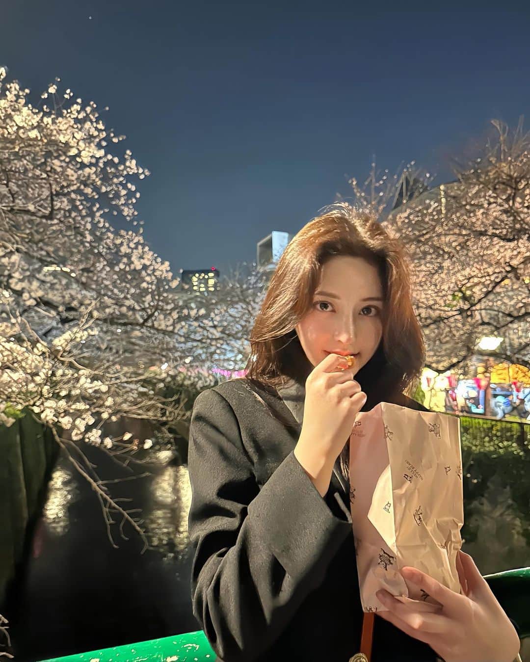 谷亜沙子のインスタグラム：「夜桜🌸🌸🌸 ベビーカステラ美味しかったなぁ…☺️  #sakura #🌸 #桜 #벚꽃」
