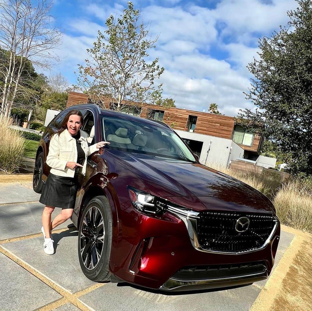 MAZDA Canadaのインスタグラム：「Watch @xoconniepeters's review to see why the first-ever #MazdaCX90 is our most powerful and luxurious vehicle yet at the link in bio. #CX90 #MazdaCanada​ 🔴​ Regardez la vidéo de @xoconniepeters pour comprendre pourquoi le tout nouveau #MazdaCX90 est notre véhicule le plus puissant et le plus luxueux à ce jour en cliquant sur le lien dans notre bio.」