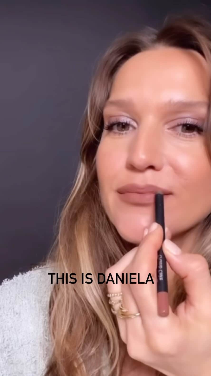 クレア・ホルトのインスタグラム：「crusty to cute by @daniela.gozlan — products + step by step breakdown on The Corner 💋」
