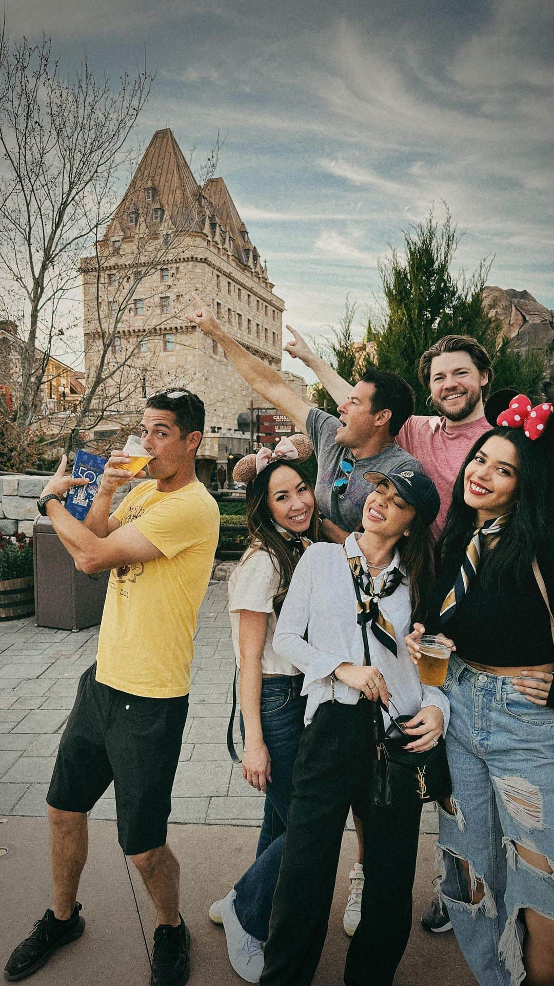 サラ・ハイランドのインスタグラム：「Wild start, forgotten videos in a couple countries, went to space? Successful trip drinking around the world in #epcot Full video on my tiktok cause it won’t let me post it all here 🙃」