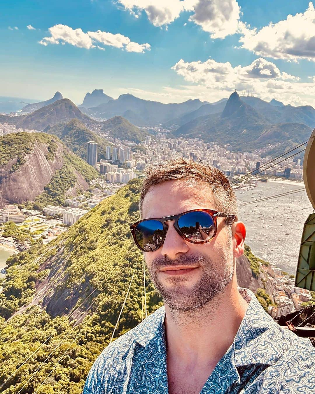 ブラント・ドーハティのインスタグラム：「Going to Rio de Janeiro for Carnival has been a bucket list dream for me. Thanks to @AmericanAir I finally made it! The people of Brazil and the incredible Carnival parade are things I’ll definitely never forget. And there’s no better way to get there than flying with @AmericanAir! #AmericanAirPartner」