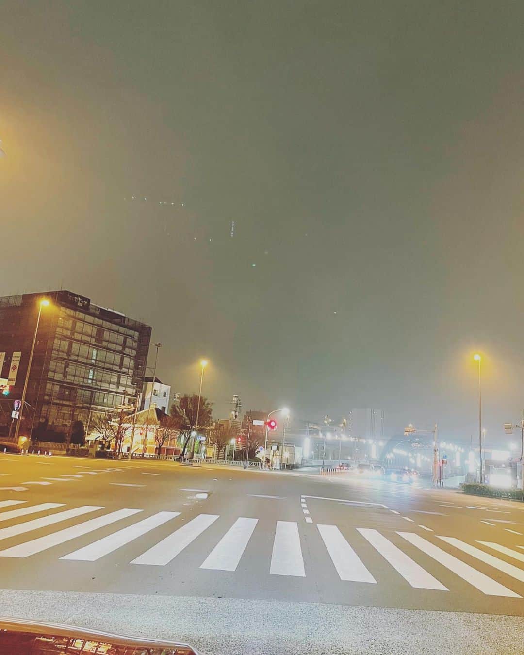 松浦有希さんのインスタグラム写真 - (松浦有希Instagram)「靄り方がすごいです🌃 ここにいつもあるはずの物が 魔法で消されたかのよう🫢 #スカイツリーがない #靄」3月23日 1時46分 - 12bambi12_yuki_matsuura