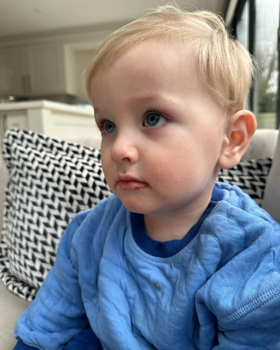 ジョージア・コウソウロウのインスタグラム：「Watching you while you watch tv…  Chocolate mush .. how did I get so lucky? 🥹 very blessed 🥹😭」