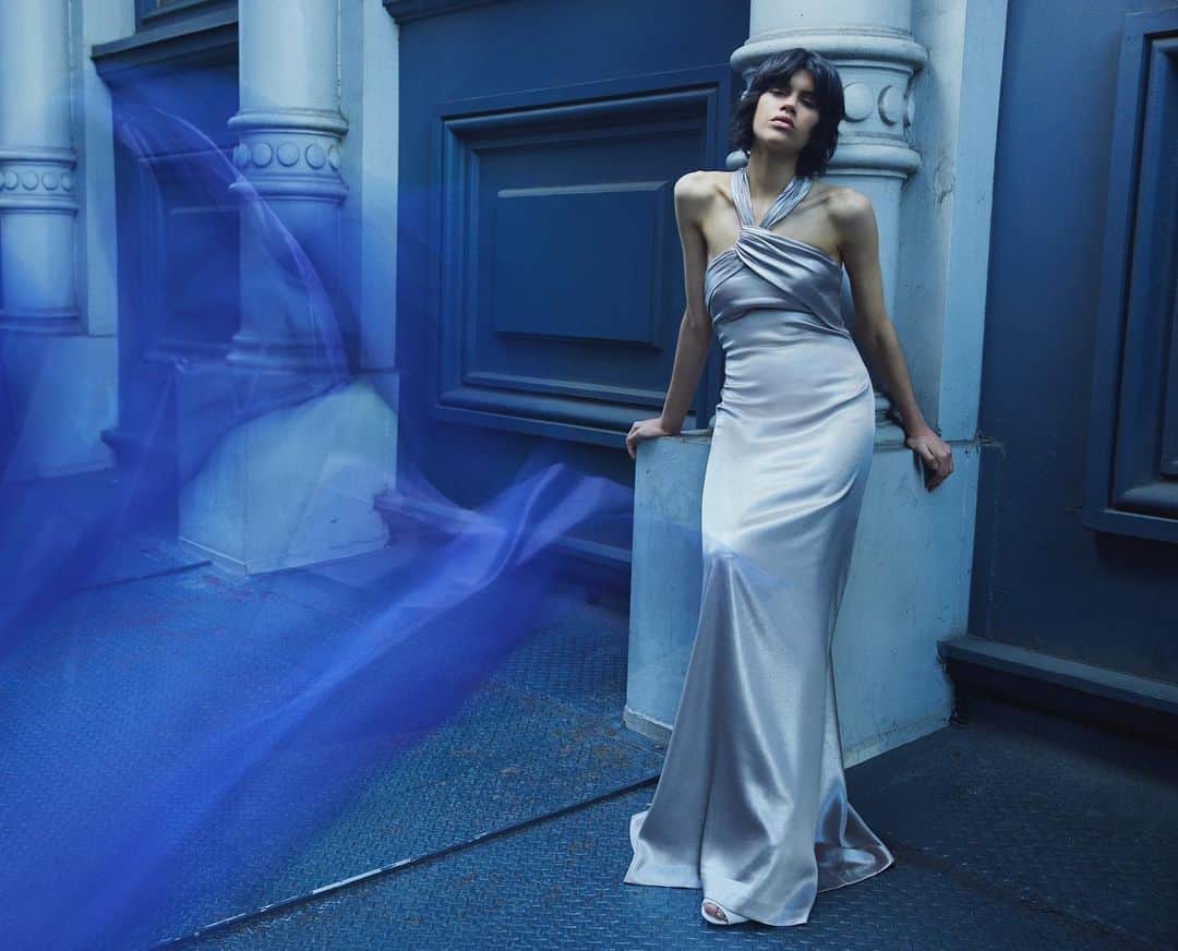 ホルストンのインスタグラム：「A show stopper. Our Raelynn gown in metallic crepe.  #halston」
