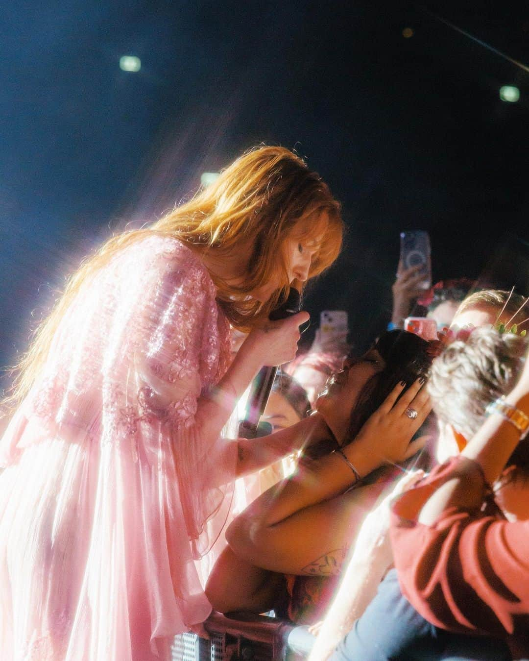 フローレンス・アンド・ザ・マシーンのインスタグラム：「Dance Fever Tour Australia and New Zealand ✨ Thank you to everyone that came along, it's been incredible ♥️  Photos: @jessgleeson」