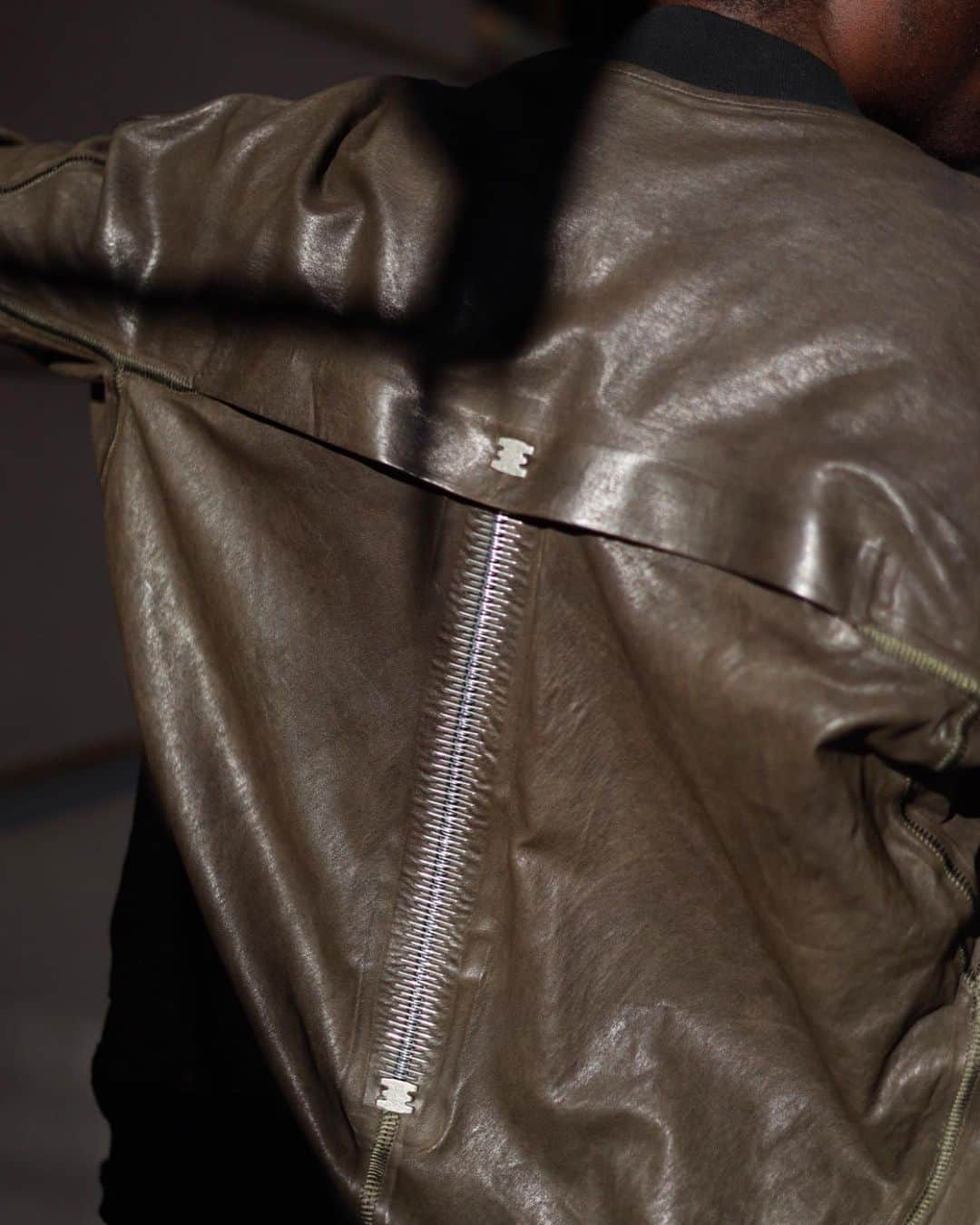 レクレルールのインスタグラム：「#ISAACSELLAM known for his high-end creation and the exceptional qualities of the skins he transforms, mixed with #PARTSOFFOUR jewellery and #JACQUESMARIEMAGE glasses.   With a background in sculptural processes, #PARTSOFFOUR designed by Evan Sugerman can be imagined as an invocation system of rituals and memories: human, animal, geological, stellar, and beyond. It is a meditation on form, material, and processes.  Discover these brands at #LECLAIREUR stores and on our website.」