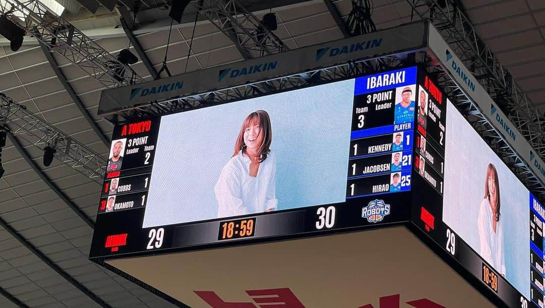 住谷杏奈さんのインスタグラム写真 - (住谷杏奈Instagram)「･ 今日はずっと楽しみにしていた 家族でBリーグ観戦🏀⛹️‍♂️ @ 代々木体育館 ･ ･ 息子はバスケ少年で、 朝も学校前にバスケ、 学校行って部活行って、 夜は週４でバスケのスクール、 週に1回パーソナルトレーニング、 週に2回家庭教師っていう、 家族の誰よりも忙しくしています。 ･ 娘はそんなお兄ちゃんに憧れて 最近バスケをはじめました🏀 ･ 兄妹そろってバスケ愛強めです。 ･ というわけで、私もバスケに触れる機会が増えました😊 ･ ･ ･ 今回、ハーフタイムショーには、 我らがhitomiさんのミニライブが行われるということで、 家族4人で今日のイベントを楽しみにしていました🎤 ･ ･ 私は生でプロのバスケの試合を観戦するのは初めてなのですが、毎週末、息子の部活の試合を観に行っているので 素人ながらルールはだいぶ把握できているはずっჱ̒⸝⸝•̀֊•́⸝⸝)‪  なので準備万端っ✨ ･ ･ いやー実際生で観させてもらったら迫力が凄いー！ 選手の体の大きさもそうですが、 全員の動きがダイナミックなので コートがとても小さく見えてしまいました🫣 ･ 最後同点で延長戦になったりと、 とても熱くいい試合でした🏀 ･ ･ ･ ハーフタイムショーのhitomiさんLIVEでは、 "LOVE2000"と"SAMURAI DRIVE"で みんな大盛り上がり🎤‪🫶🏻💞‬ ･  ･ また絶対Bリーグ観にいきたいとおもいます🏀⛹️‍♂️ ･ ･ ･ @hitomi_official  @alvark_tokyo  @ibarakirobots   #アルバルク東京 vs #茨城ロボッツ  #basketball#🏀#バスケ  #Bリーグ#Bリーグ観戦#bleague」3月23日 2時42分 - annasumitani