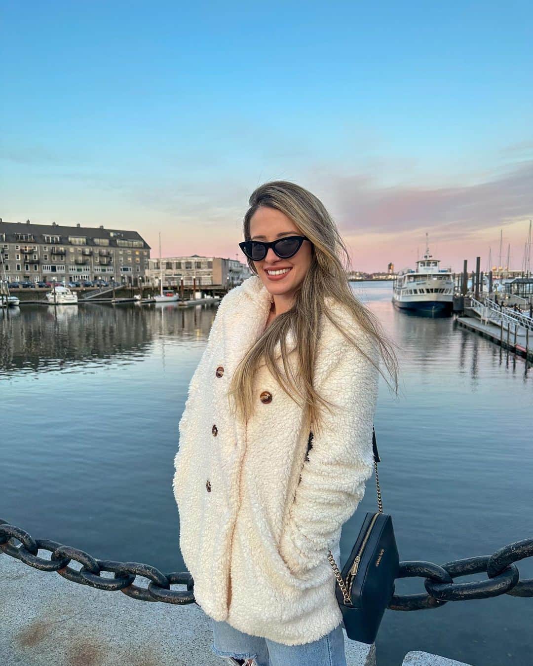 ナターリア・ガウジオのインスタグラム：「Sunset is my favorite color… 😍✨🌅🙏🏻❤️🇺🇸 #sunset #boston #inlove #geateful #peace #happiness #sunnyday」