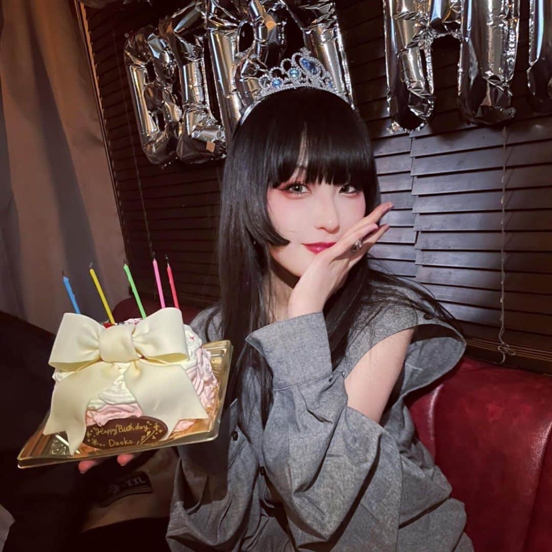 のインスタグラム：「I know it's a little late… I celebrated my birthday on March 4th. My dear friends held a small birthday party for me, and it was a very happy birthday. This year, I will work even harder on my music activities. Thank you very much to everyone who always supports me.  くじさん主催ありがとうございました🥳 @megumikuji_luckhair  なちゅたん @makinonatsuho  こーたさん @kohta44  かつきさん @katsuki_kuroyanagi  じんじさん @zinez_kamikaze  さいじょーさん @yoc317_saijo  そしてビッグLOVE マネ子ちゃん❤️」