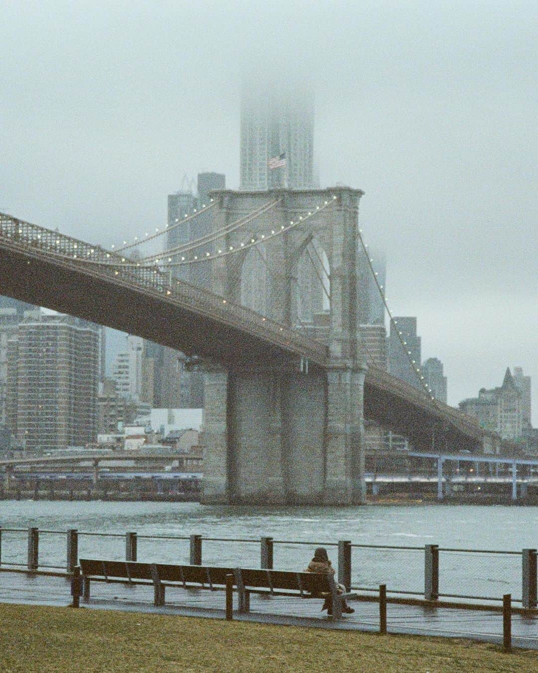 ウィリー・カルティエのインスタグラム：「Fragments of Gotham city shot on film 🎞️」