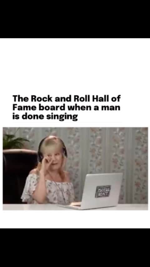 コートニー・ラブのインスタグラム：「Shitposts be betting better!   We love you gen z 🥕💀  Keep ‘em coming.   #ROCKANDROLLHALLOFCOCK 🍆😁  @rockhall 💅🏻@hbo 👀 BRO! CALL MOM!」