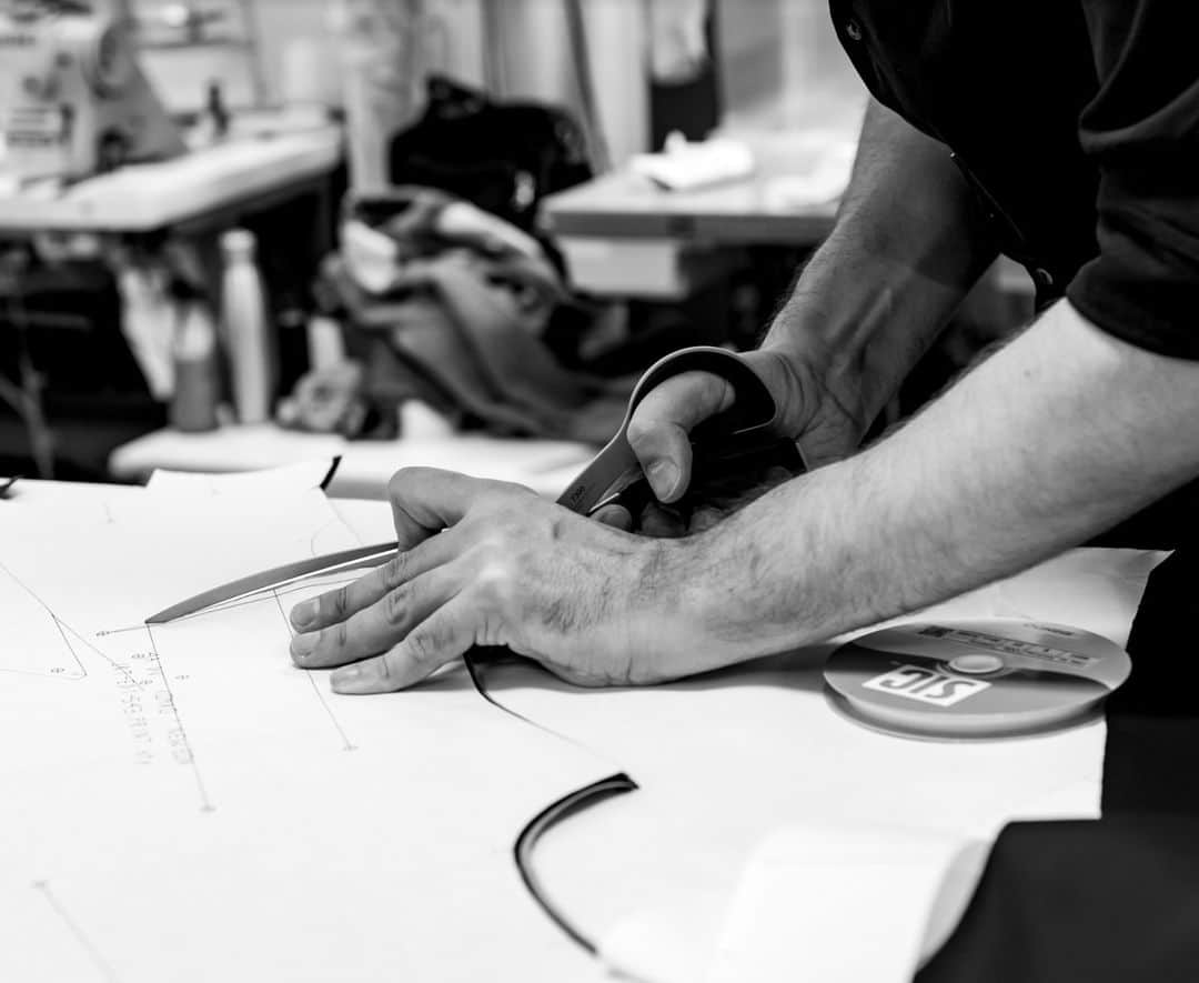 アンタイトルドのインスタグラム：「A look into the artistry of garment making in our Montreal atelier. Discover UNTTLD craftsmanship on www.atelierunttld.com」