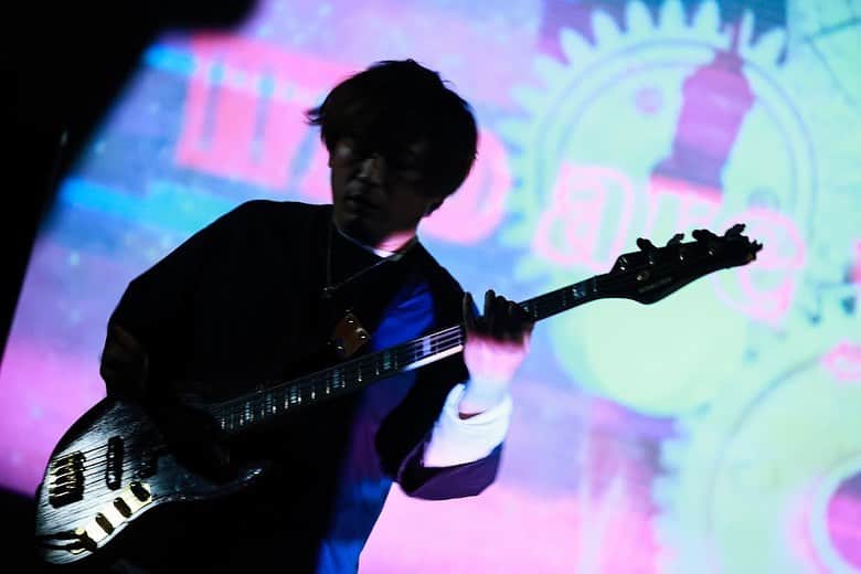 井澤惇のインスタグラム：「下北沢ERAでソロのライブでした！ インスタライブ見てくれた人ありがと！映像と演奏どちらも見えるようにって欲張ったらどっちも見えない場所でしたね！ごめんなさい！  早朝から山中湖へ！朝4時！  shoot & photo by @you_camera_」