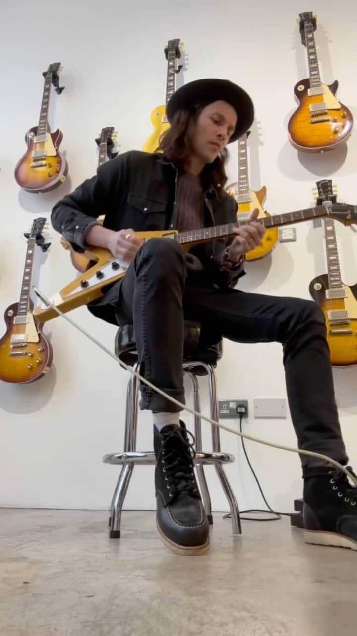 のインスタグラム：「So much fun with my mates at @gibsonguitar last week 🎸 How cool does this new Flying V reissue sound?」