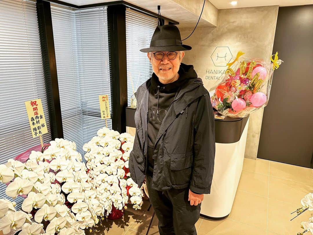 松本隆さんのインスタグラム写真 - (松本隆Instagram)「グルメ会の1員、かえちゃんが大阪駅の真ん前に、モダンな最先端歯科を開院した。お祝いのパーティーにお呼ばれしたが、こんだけ白い蘭が並ぶ光景は、玉三郎さんの楽屋以来という、超人気ぶり。たぶんここに通うことになるんだろうね。」3月23日 4時22分 - takashi_matsumoto_official