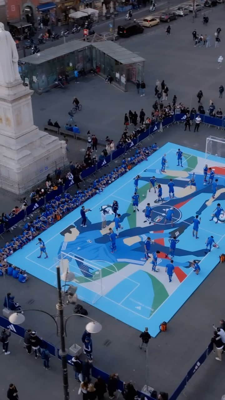 adidas Italiaのインスタグラム：「Welcome to the Blue Field! Un campetto da gioco nel pieno centro di Napoli. Freestyler, scuole calcio e la @nazionalecreators hanno dato spettacolo in attesa della partita degli @azzurri domani al Maradona. Siete pronti a scendere in campo?​ ​ ​  #adidasFootball​」