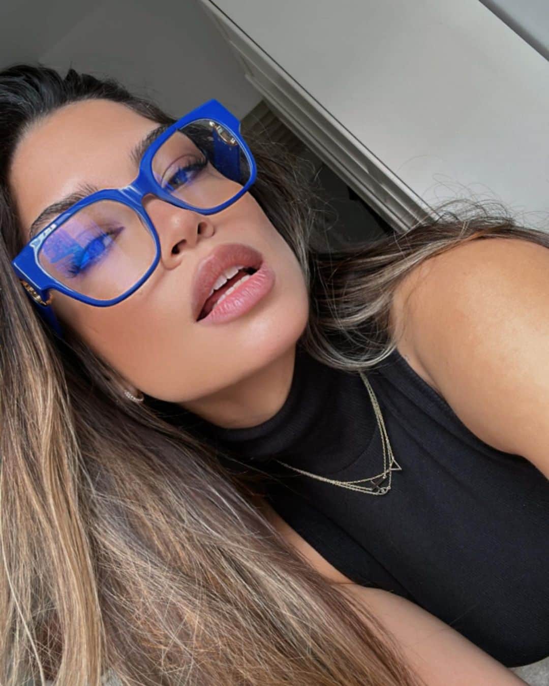 Alessandra Sironiさんのインスタグラム写真 - (Alessandra SironiInstagram)「🔓 1. read location 2. another selfie, not my glasses, tengo poco astigmatismo. 3. accumulation nation, hodl, fomo 4 dips, to the moon, 69420 again, nft rekt, MD tu crypto back ya! 4. wine fixes all, salud! 5. listen to my song and dedicate it to your crush, agrégala al playlist o lloro. 6. lloro literal por todo, i want ♾️ tattoos, inking myself again soon. 7. the story of my life, todo muy hentai. 8. OOTD inspo Bratz doll leopard top, vintage jeans, white boots, mi alterego y yo.  9. 2000’s nostalgia: i was just checking if he’s online and to what he was listening to❤️🧨❤️‍🔥🧯🏹❤️‍🩹 10. la noche de anoche, pero no me escribió primero.」3月23日 4時25分 - sironinena