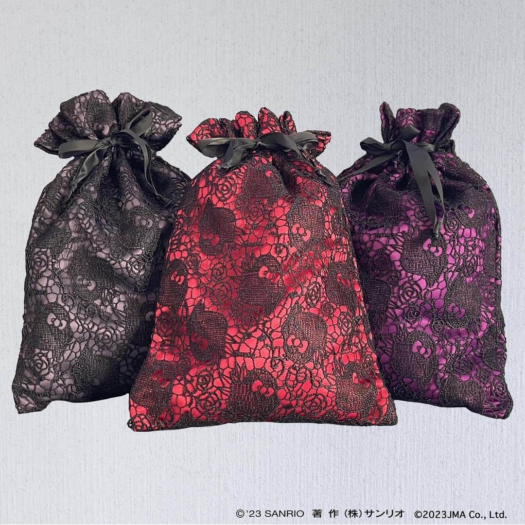 のインスタグラム：「yoshikitty Lace Series・Pouch ⭐レースシリーズ・巾着 ⭐  yoshikitty柄レースはパープル・レッド・グレーの3色☆口布のフリルがアクセントになった、使いやすい大きさの巾着です。  詳しくはコチラ https://onl.sc/TKjnxuu  @YoshikiOfficial  #yoshikitty #yoshiki #xjapan #sanrio #hellokitty」