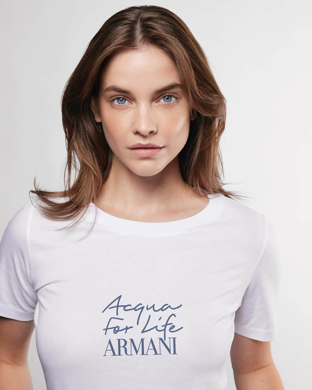 バルバラ・パルヴィンのインスタグラム：「Today is World Water Day. Women and girls around the world spend a collective 200 million hours a day collecting water, a duty that deprives them to work or go to school. Because everything begins with water, Armani's ACQUA FOR LIFE initiative has been a source of clean water for 590,000 people, in 23 countries and aims to be a source for 1 million people by 2030. Be a source too, check Acqua for Life on armanibeauty.com  @armanibeauty #acquaforlife」