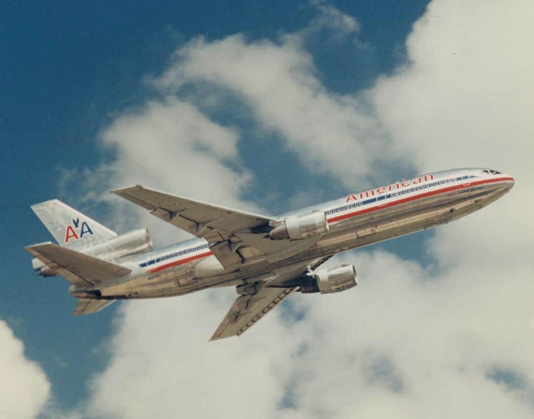 アメリカン航空のインスタグラム：「We're taking a trip down memory lane. Any #AVgeeks out there know this beauty? 👀 🛫」